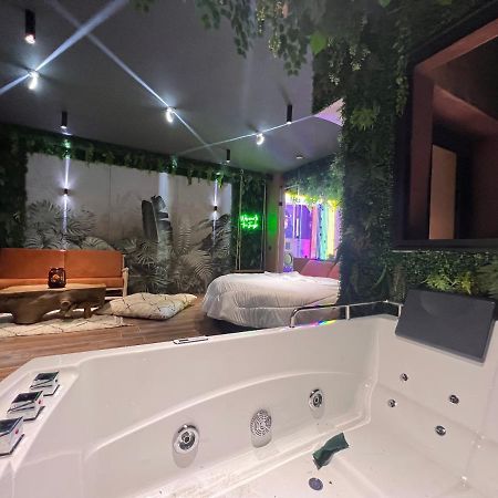 Jungle Au Centre De Marrakech Avec Jacuzzi ! Panzió Marrákes Kültér fotó